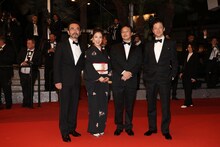 第69回カンヌ国際映画祭レッドカーペットイベントの様子。左から古舘寛治、筒井真理子、深田晃司、浅野忠信。(c)Kazuko Wakayama