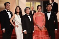第69回カンヌ国際映画祭の様子。左からチョ・ジヌン、キム・テリ、パク・チャヌク、キム・ミニ、ハ・ジョンウ。(c)Ian Gavan／Getty Images