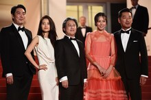 第69回カンヌ国際映画祭の様子。左からチョ・ジヌン、キム・テリ、パク・チャヌク、キム・ミニ、ハ・ジョンウ。(c)Ian Gavan／Getty Images