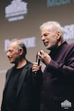 第69回カンヌ国際映画祭での舞台挨拶に登壇したアレハンドロ・ホドロフスキー(右)。