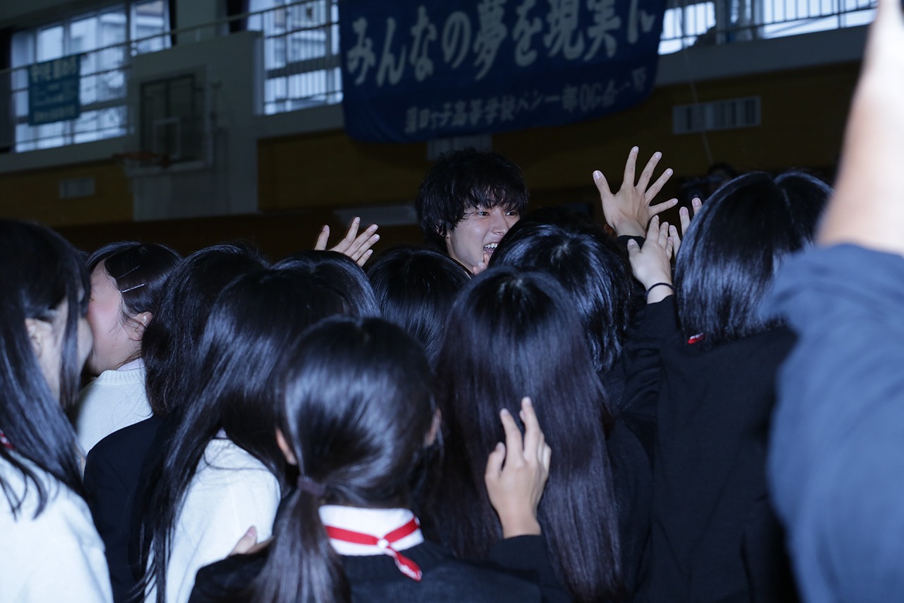 生徒たちにもみくちゃにされる山崎賢人。