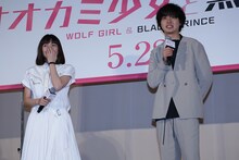 生徒たちの勢いに圧倒される二階堂ふみ（左）、山崎賢人（右）。