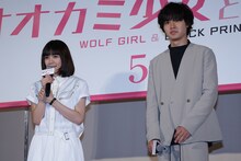 左から二階堂ふみ、山崎賢人。