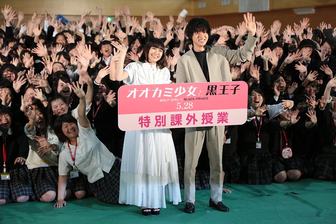 （中央左から）二階堂ふみ、山崎賢人。