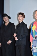 小林龍二（中央）