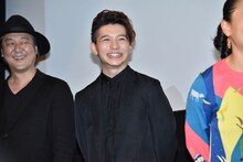 小林龍二（中央）