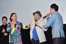 司会や観客に突っかかる泉谷しげる（右から2番目）。