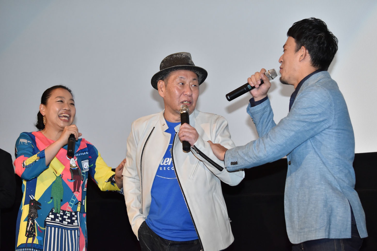 司会や観客に突っかかる泉谷しげる（中央）。