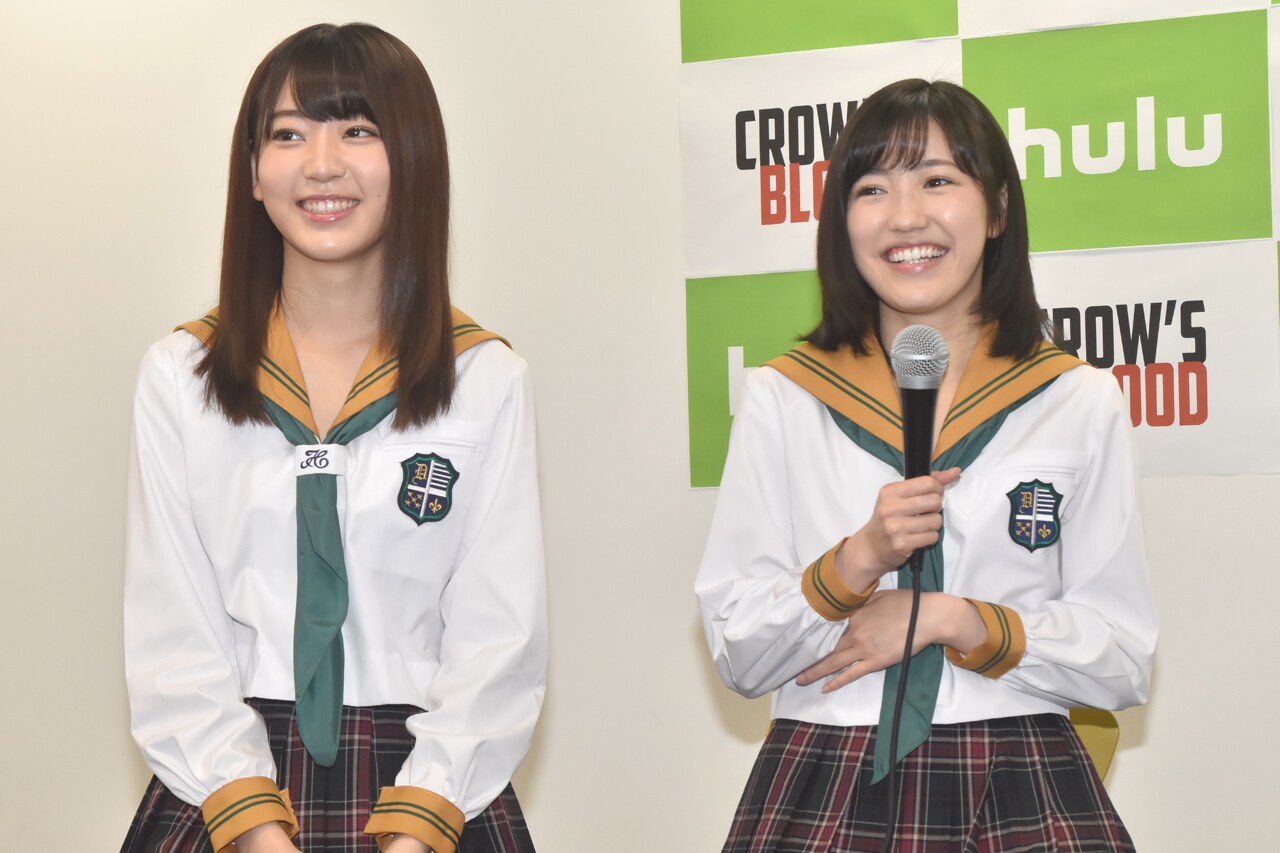 CROW'S BLOOD」囲み取材の様子。左から宮脇咲良、ダーレン・リン