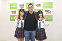 「CROW'S BLOOD」囲み取材の様子。左から宮脇咲良、ダーレン・リン・バウズマン、渡辺麻友。