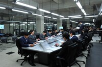 「デスノート Light up the NEW world」より、デスノート対策本部のシーン。