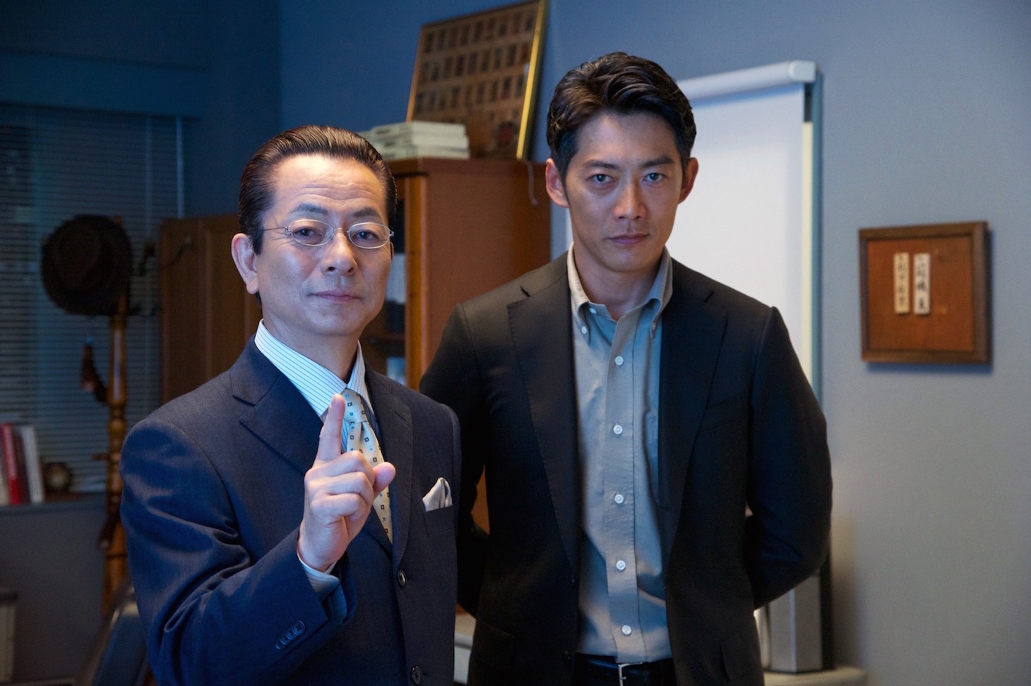 「相棒-劇場版IV-」撮影現場の水谷豊（左）と反町隆史（右）。