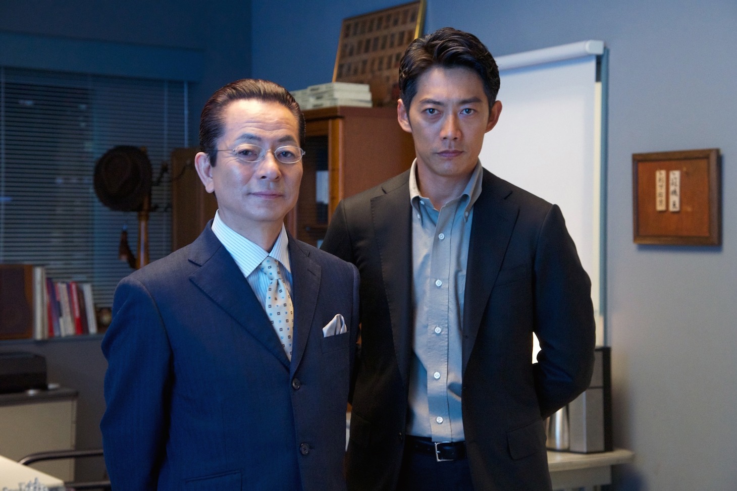 「相棒-劇場版IV-首都クライシス 人質は50万人！特命係 最後の決断」撮影現場の水谷豊（左）と反町隆史（右）。