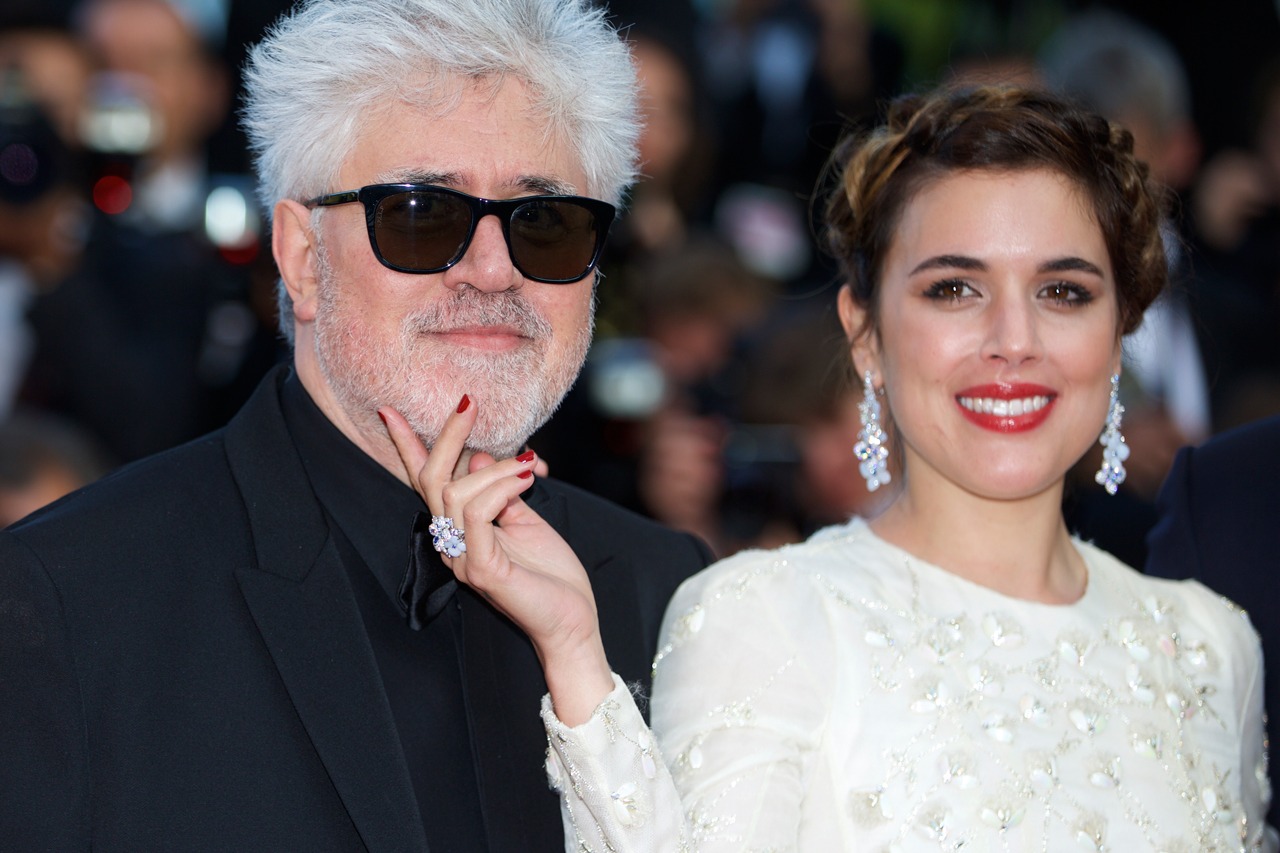 第69回カンヌ国際映画祭に出席したペドロ・アルモドバル（左）とアドリアーナ・ウガルテ（右）。