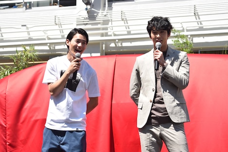 楽しげに会話をする野村周平(左)と賀来賢人(右)。