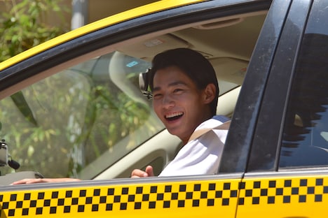 プロモーションカー「森山中フレンドシップ号」に乗り満面の笑みを見せる野村周平。