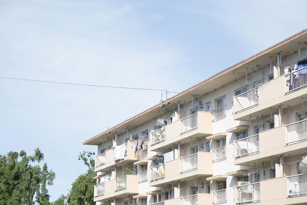 良多の母・淑子が住む団地として描かれた、旭が丘団地。是枝は長年暮らしている部屋の雰囲気を出すべく小物1つひとつにこだわり、「自分の記憶にある団地の表情をちゃんと残しておきたかった」と明かしている。