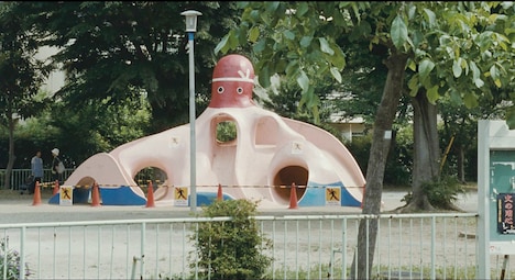 清瀬市・野塩団地の公園にあったタコすべり台。公園のシンボルとして親しまれたが、2015年末撤去された。劇中では、台風の夜に団地から抜け出した良多と息子・真悟が雨宿りするシーンで登場。