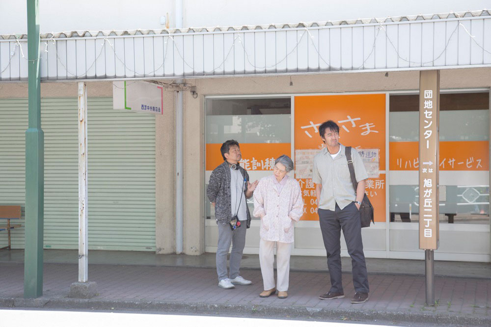 「海よりもまだ深く」メイキングカット。左から是枝裕和、樹木希林、阿部寛。