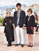 第69回カンヌ国際映画祭にて、左から樹木希林、阿部寛、真木よう子。(c)2016『海よりもまだ深く』製作委員会