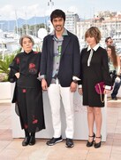 第69回カンヌ国際映画祭にて、左から樹木希林、阿部寛、真木よう子。(c)2016『海よりもまだ深く』製作委員会