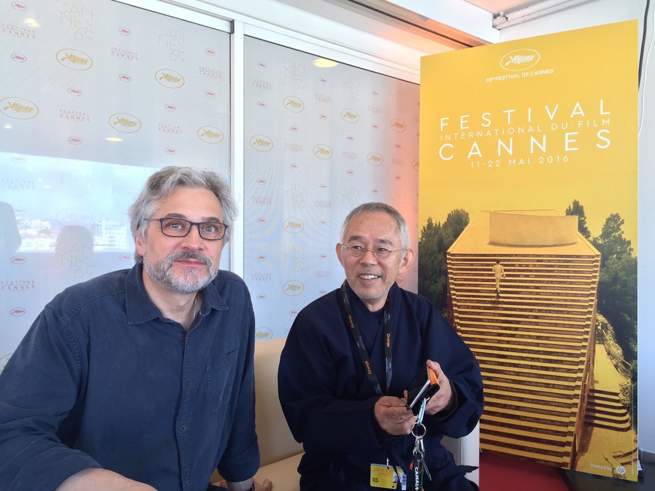 第69回カンヌ国際映画祭にて、左からマイケル・デュドク・ドゥ・ヴィット、鈴木敏夫。