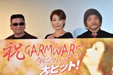 「ガルム・ウォーズ」初日舞台挨拶の様子。左から虚淵玄、朴ろ美、押井守。