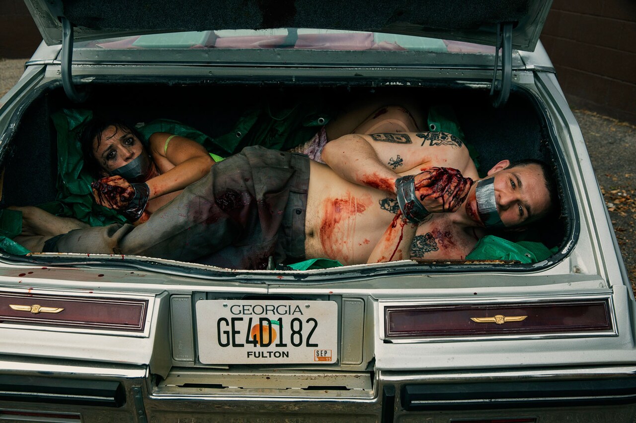 ロシアンマフィアによって指を切断され、車のトランクに放り込まれた“裏切り者”たち。