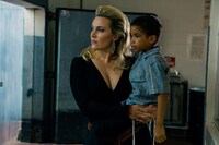 ケイト・ウィンスレット扮するロシアンマフィアの女ボス・イリーナ（左）は、強盗グループのリーダーから子供を人質として預かる。