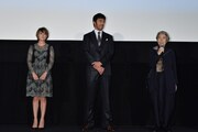 左から真木よう子、阿部寛、樹木希林。