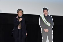 左から樹木希林、是枝裕和の等身大パネル。