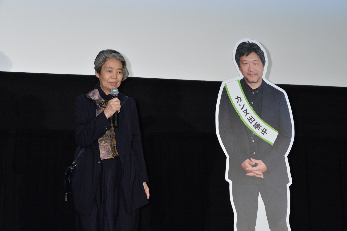 左から樹木希林、是枝裕和の等身大パネル。