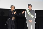 左から樹木希林、是枝裕和の等身大パネル。