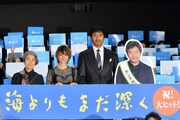 「海よりもまだ深く」初日舞台挨拶にて、左から樹木希林、真木よう子、阿部寛、是枝裕和の等身大パネル。