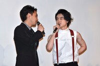 終始仲良さげな様子を見せる柳楽優弥（左）と菅田将暉（右）。