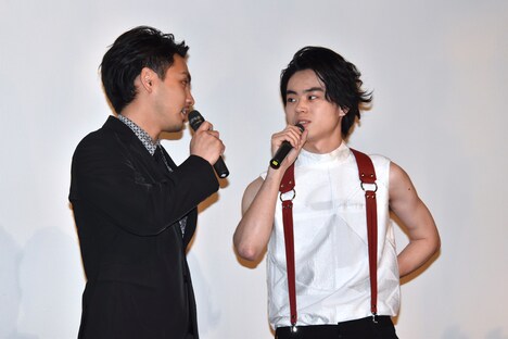 終始仲良さげな様子を見せる柳楽優弥（左）と菅田将暉（右）。