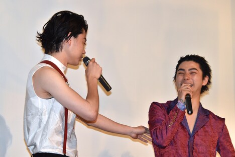 菅田将暉（左）の言葉に笑う村上虹郎（右）。