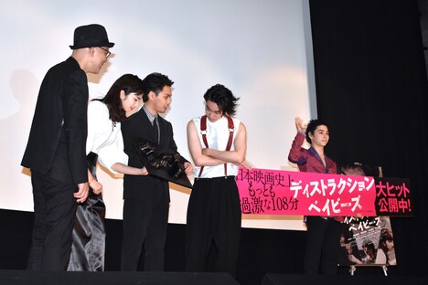 フォトセッション用のパネルを1人で持ち、観客に手を振る村上虹郎（右）。