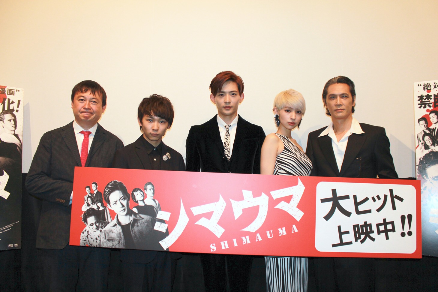 「シマウマ」初日舞台挨拶の様子。左から橋本一、須賀健太、竜星涼、日南響子、加藤雅也。