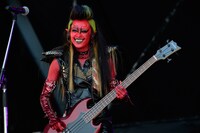 ベーシスト邪子役の清野菜名。