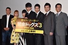 「闇金ドッグス3」の初日舞台挨拶の様子。左から土屋哲彦、冨手麻妙、MEGUMI、青木玄徳、山田裕貴、波岡一喜、津田寛治。