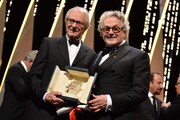 第69回カンヌ国際映画祭にてパルムドールを受賞したケン・ローチ(左)と審査委員長のジョージ・ミラー(右)。(写真提供:Hahn Lionel / ABACA USA / Newscom / ゼータ イメージ)