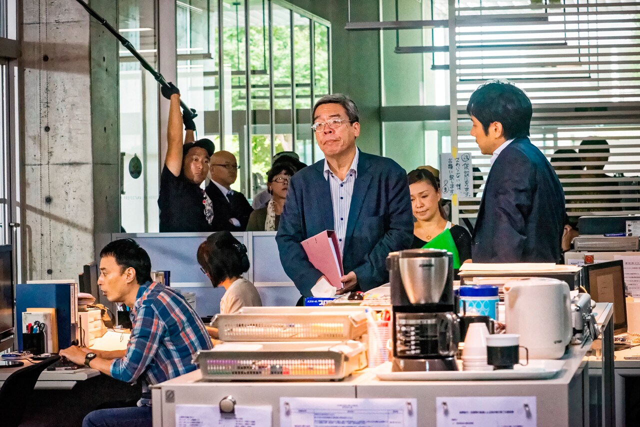 西島秀俊「クリーピー」に原作者・前川裕カメオ出演、メイキング画像を公開