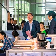 西島秀俊「クリーピー」に原作者・前川裕カメオ出演、メイキング画像を公開