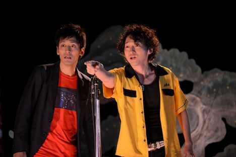 Netflixオリジナルドラマ「火花」より、あほんだら(左からとろサーモン村田、波岡一喜)。