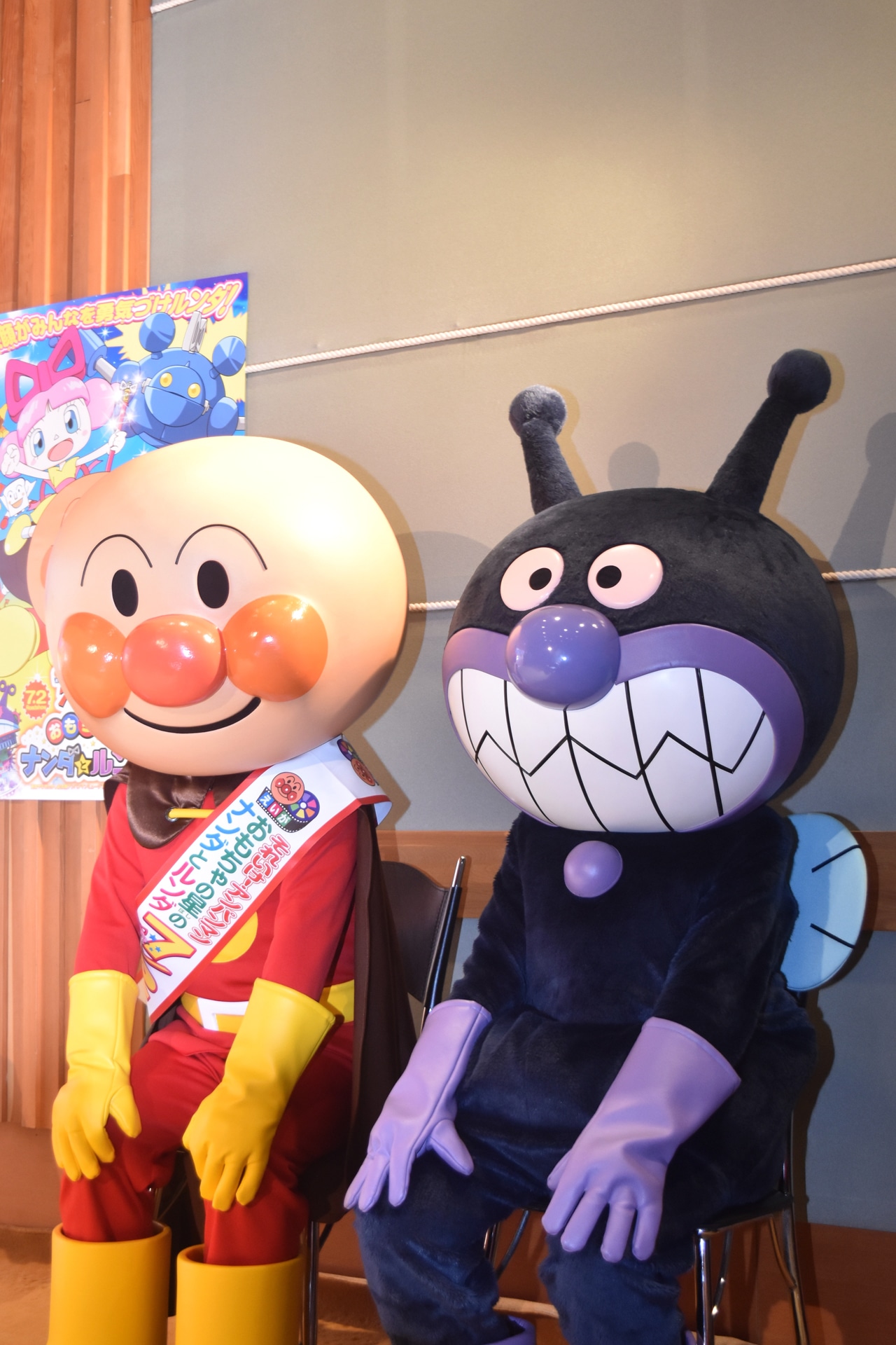 待機中のアンパンマン（左）と、ばいきんまん（右）。