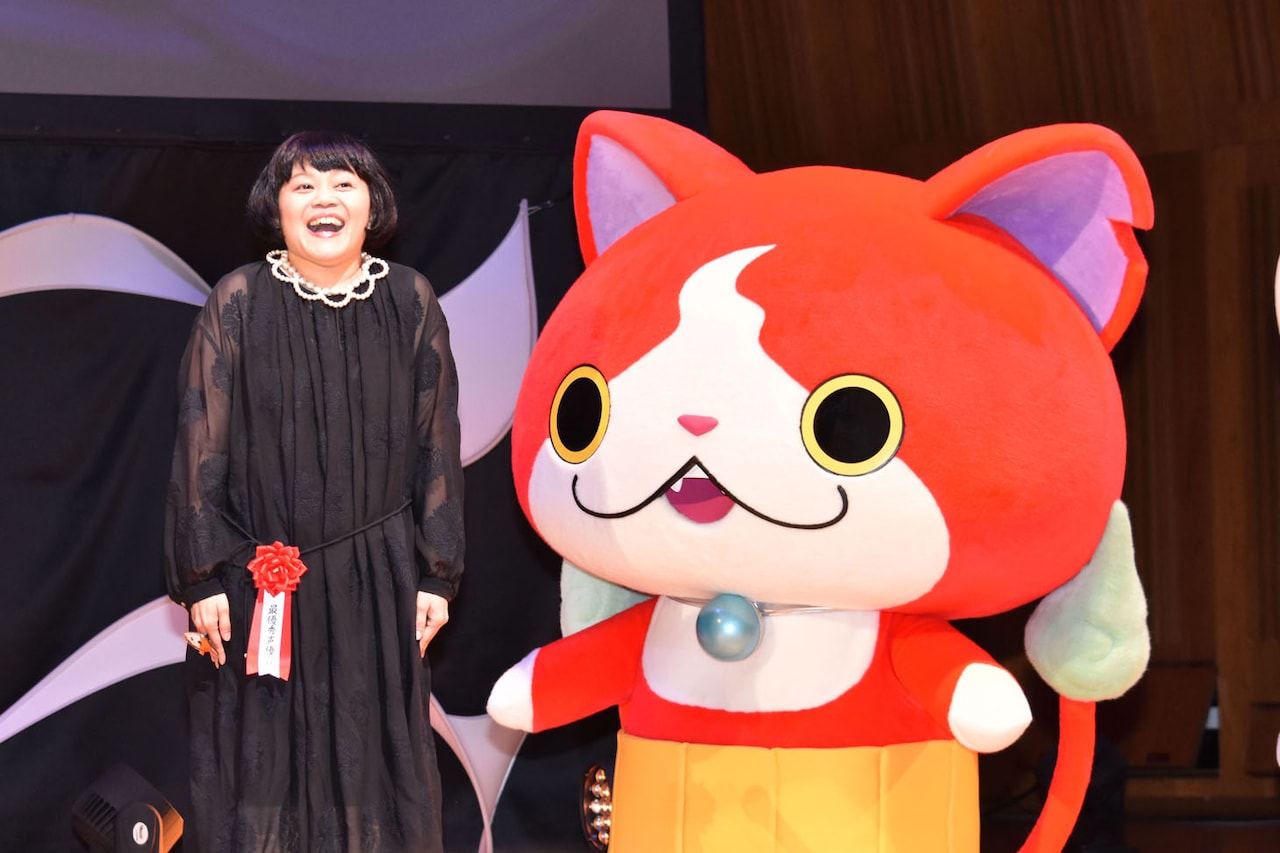 左から小桜エツコ、ジバニャン。