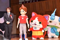 レベルファイブ代表取締役社長の日野晃博（左端）と、「妖怪ウォッチ」のキャラクターたち。