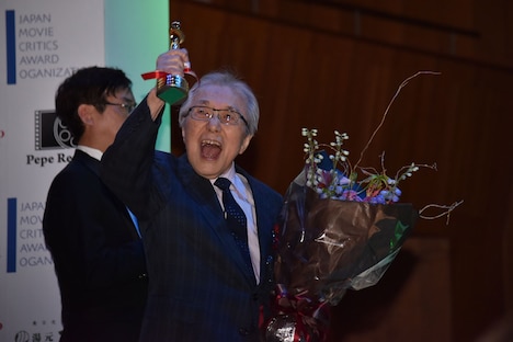 「宇宙刑事メドレー」の掛け声に合わせて拳を突き上げる渡辺宙明。