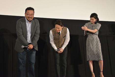 本作のヒットの知らせを受け、頭を下げる中村義洋（左）と阿部サダヲ（中央）。拍手を送る竹内結子（右）。